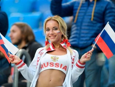 Η FIFA ζητά από τα κανάλια να μη δείχνουν «αισθησιακές» παρουσίες στις εξέδρες